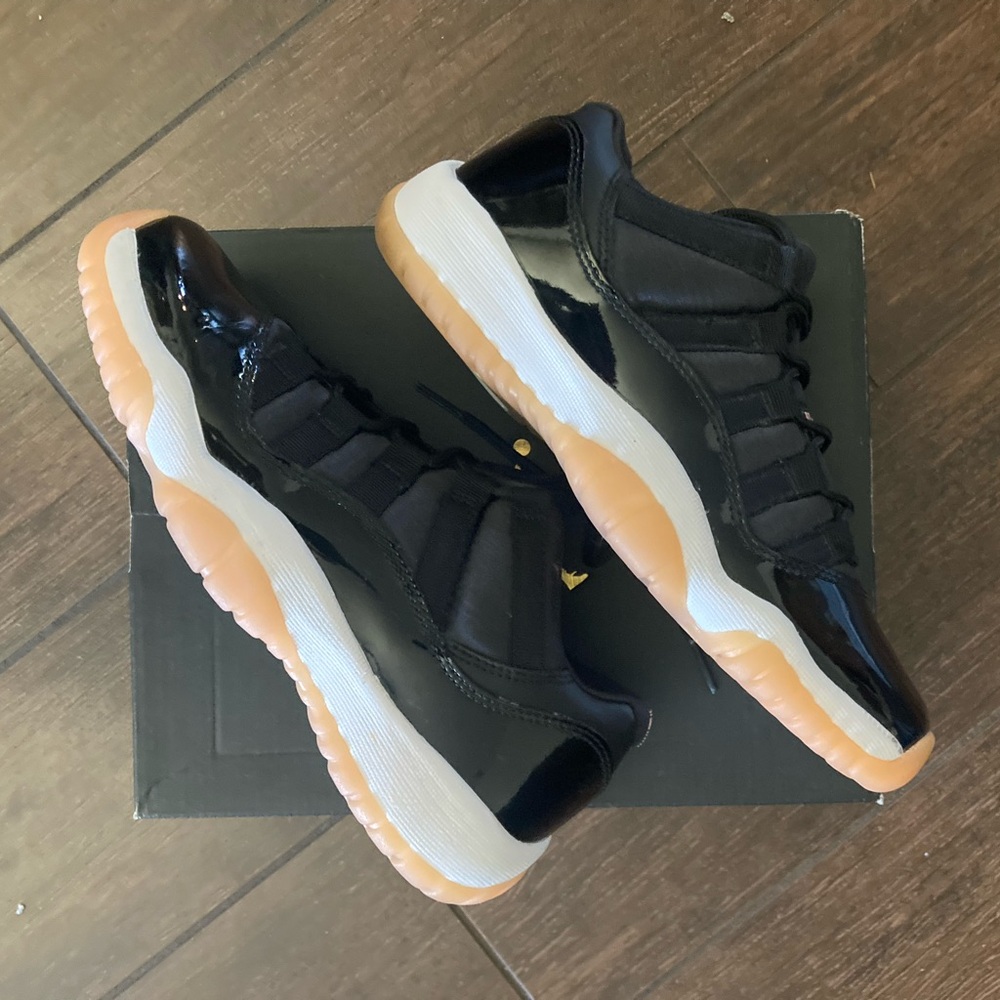 Worn 1x pair of Air Jordan 11 Retro Low GS. In fantastic shape 4.5 y / 6 women’s